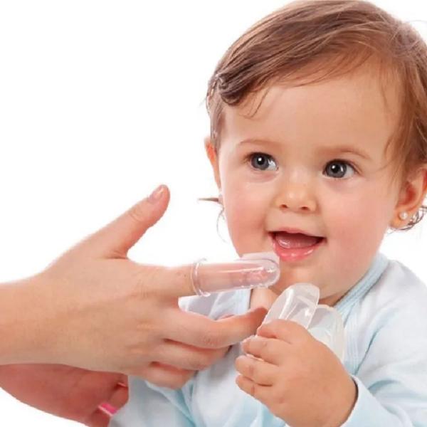 Escova e massageador de gengiva em silicone transparente para bebes - MBBIMPORTS Imagem de Escova e massageador de gengiva em silicone transparente para bebes