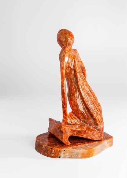 Imagem de Escultura abstrata mulher com seu vestido em calcita laranja