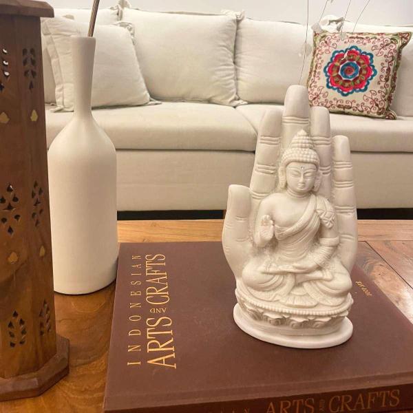 Escultura Buda Sidarta Na Mão De Pó De Mármore 23Cm - Estrela D'Água Imagem de Escultura Buda Sidarta Na Mão De Pó De Mármore 23Cm