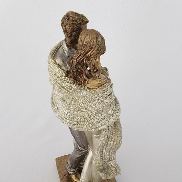 Imagem de Escultura casal com bebê em resina