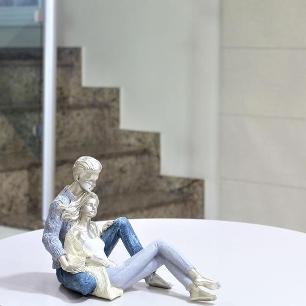 Imagem de Escultura Casal Sentado Apaixonado Em Resina Decorativo