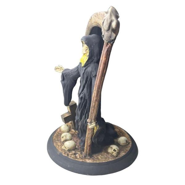 Imagem de Escultura Caveira Foice no Cemitério Dourado 22 cm Resina