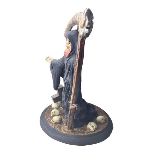 Imagem de Escultura Caveira Foice No Cemitério Vermelho 22 Cm Resina