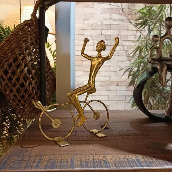 Imagem de Escultura Ciclista Comemora G Dourada