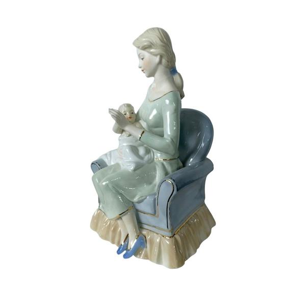 Imagem de Escultura Dama com Bebê em Porcelana  - 26x15x14cm - Escultura de Luxo com Detalhes Requintados - Luxo em Estilo Clássico!