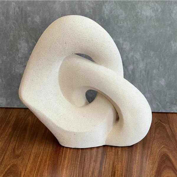 Imagem de Escultura Decorativa Enlace Off-white em Poliresina 30x30cm