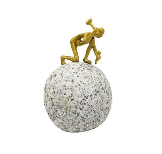 Imagem de Escultura Decorativa Homem Lapidando Pedra Impecavel Luxo