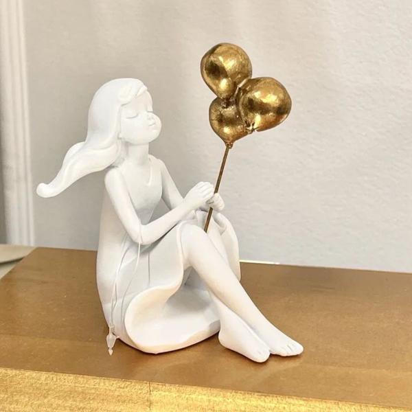 Imagem de Escultura Decorativa Menina Sentada com Balões em Poliresina Branco e Dourado 12x9 cm