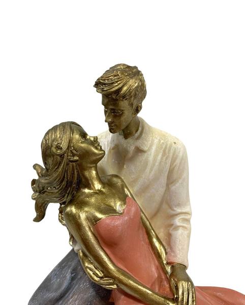 Imagem de Escultura Estatueta Casal Sentado Enfeite Decorativo Resina