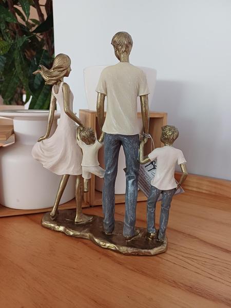 Imagem de Escultura Estatueta Estátua Família Casal Dois Filhos Meninos Irmãos Casa Sala Quarto Escritório Mesa Rack Estante Aparador Enfeite Presente Resina