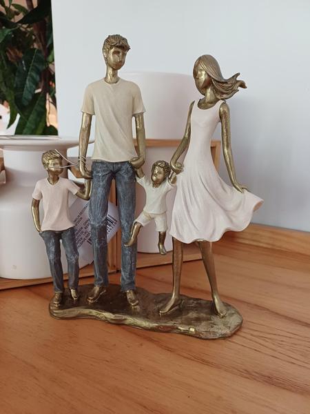 Imagem de Escultura Estatueta Estátua Família Casal Dois Filhos Meninos Irmãos Casa Sala Quarto Escritório Mesa Rack Estante Aparador Enfeite Presente Resina