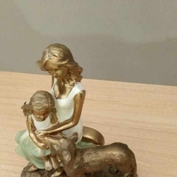 Imagem de Escultura Estatueta Mae Com Filha E Pet Decorativo Mabruk