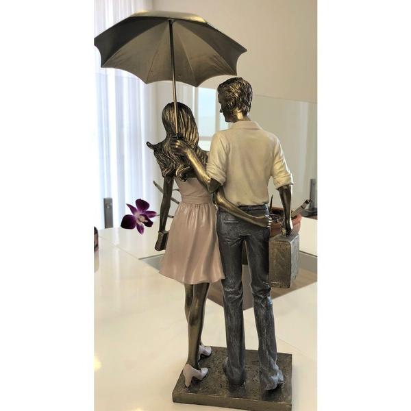 Imagem de Escultura Família Casal Com Mala e Guarda-chuva Em Resina