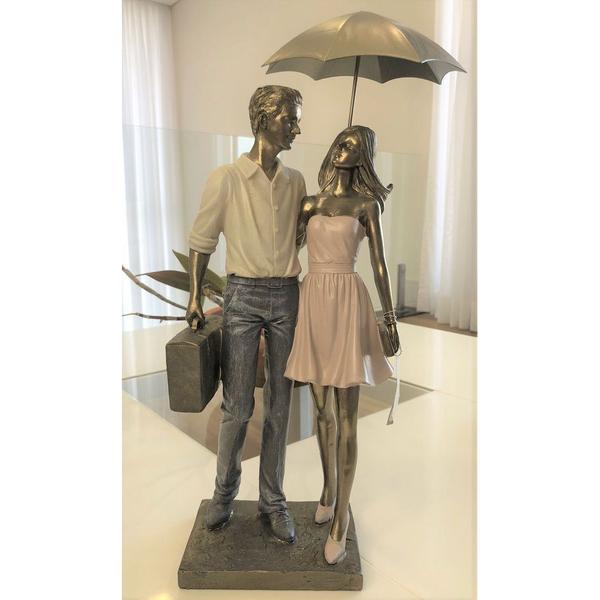 Imagem de Escultura Família Casal Com Mala e Guarda-chuva Em Resina