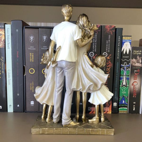Escultura Familia Casal Com Três Filhas Irmãs Em Resina - Espressione Imagem de Escultura Familia Casal Com Três Filhas Irmãs Em Resina