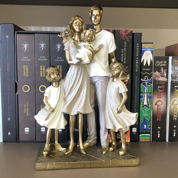 Escultura Familia Casal Com Três Filhas Irmãs Em Resina - Espressione Imagem de Escultura Familia Casal Com Três Filhas Irmãs Em Resina