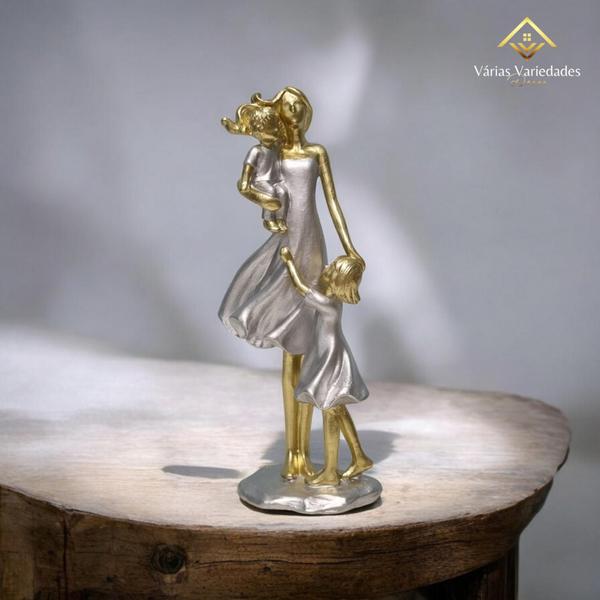 Imagem de Escultura Família: Mãe Com Filho E Filha Prata Com Toques De Ouro Elegância E Afeto - AVB DECORAÇÕES