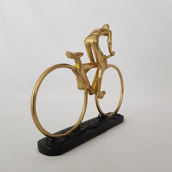 Imagem de Escultura homem na bike dourada