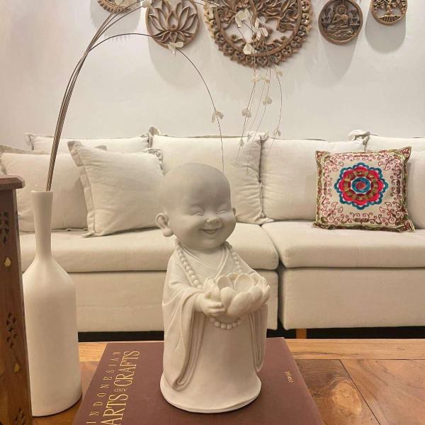 Escultura Monge Castiçal Da Felicidade De Pó De Mármore 28Cm - Estrela D'Água Imagem de Escultura Monge Castiçal Da Felicidade De Pó De Mármore 28Cm