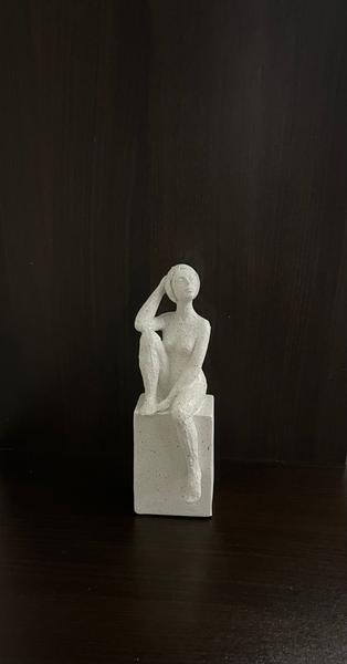 Imagem de Escultura Mulher 20cm em Polirresina Bege Decorativa Mart