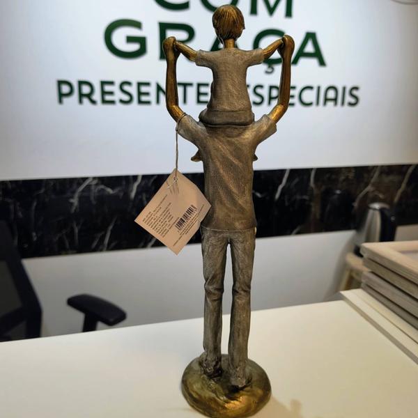 Imagem de Escultura Pai E Filho Decorativo em Resina