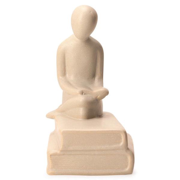 Imagem de Escultura pessoa lendo em ceramica  20cm