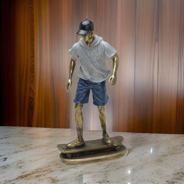 Imagem de ESCULTURA SKATISTA HOMEM EM RESINA AZUL E CINZA E DOUR  27cm - Espressione