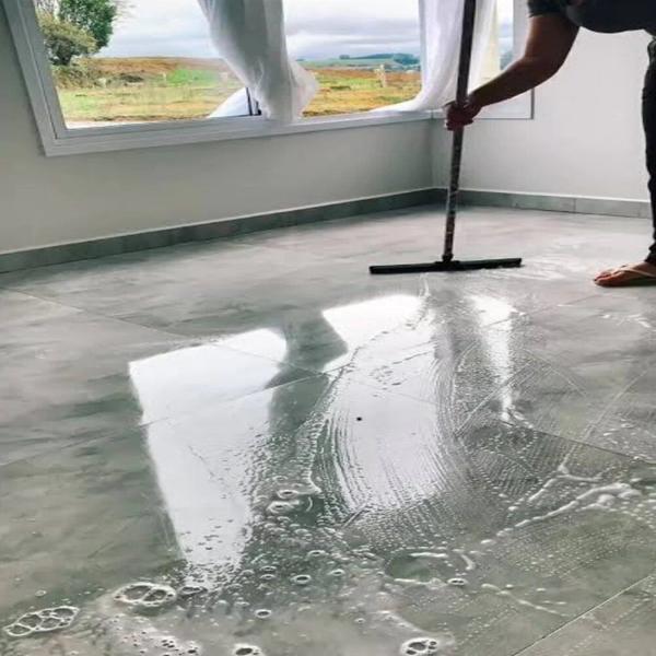 Imagem de esfregão de limpeza mop abrasivo esponja vassoura rodo limpa vidros chão  casa  pisos