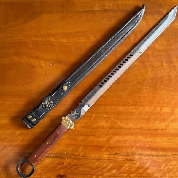 Espada Estilo Katana Samurai Artesanal 18' Adaga Carbono Bainha Couro Full Tang Brut Forge - Facas Zanline Imagem de Espada Estilo Katana Samurai Artesanal 18' Adaga Carbono Bainha Couro Full Tang Brut Forge