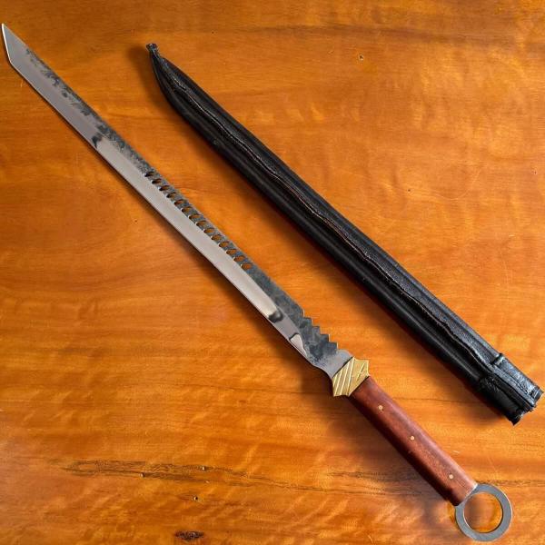 Espada Estilo Katana Samurai Artesanal 18' Adaga Carbono Bainha Couro Full Tang Brut Forge - Facas Zanline Imagem de Espada Estilo Katana Samurai Artesanal 18' Adaga Carbono Bainha Couro Full Tang Brut Forge