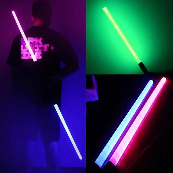 Imagem de Espada Laser Dupla (Vermelha e Azul) - Sabre de Luz com Transformação Rave - Brinquedo Cosplay com Luzes Piscantes