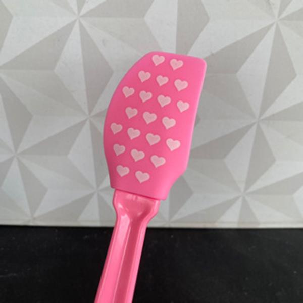 Imagem de Espátula de silicone com cabo de acrílico rosa e azul decorada para cozinha - 21cm