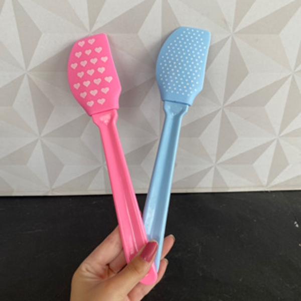 Imagem de Espátula de silicone com cabo de acrílico rosa e azul decorada para cozinha - 21cm