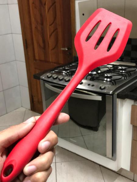 Imagem de Espátula de silicone vazada chapeiro fritura chapa hambúrguer frituras profissional culinária vermelha 30cm uni SU171311