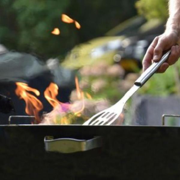 Imagem de Espátula longa vazada com cabo aço inox chapa chapeiro lanches frituras hamburguer utensílio cozinha