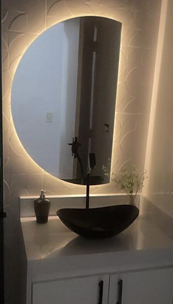 Espelho MEIA LUA 45cm X 70cm Com Led à PILHA ou FONTE para Banheiro - Decora Loja Cebrace Imagem de Espelho MEIA LUA 45cm X 70cm Com Led à PILHA ou FONTE para Banheiro