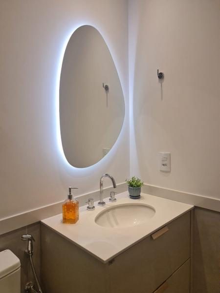Espelho Orgânico Lapidado com LED 70x45cm com Led À PILHA ou FONTE - Decora Loja Imagem de Espelho Orgânico Lapidado com LED 70x45cm com Led À PILHA ou FONTE