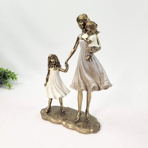 Imagem de Estátua Mãe Com Casal De Filhos Decorativa Dourada 25X16Cm