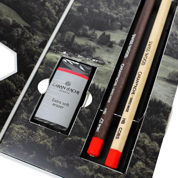Estojo com Lápis Borracha e Apontador SWISS WOOD Caran DAche - Caran D'ache Imagem de Estojo com Lápis Borracha e Apontador SWISS WOOD Caran DAche