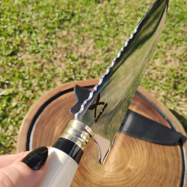 Faca Picanheira Artesanal Churrasco Aço Inox 9' Cabo Osso Bainha de Couro Zanline - Facas Zanline Imagem de Faca Picanheira Artesanal Churrasco Aço Inox 9' Cabo Osso Bainha de Couro Zanline