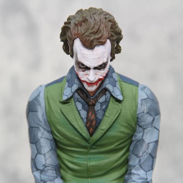 Imagem de Figura de Ação Mafex Joker 28cm - Esquadrão Suicida - Colecionável