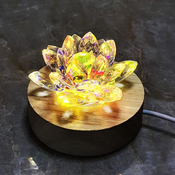 Imagem de Flor de lótus Cristal brilhante com Base de Madeira e Fonte