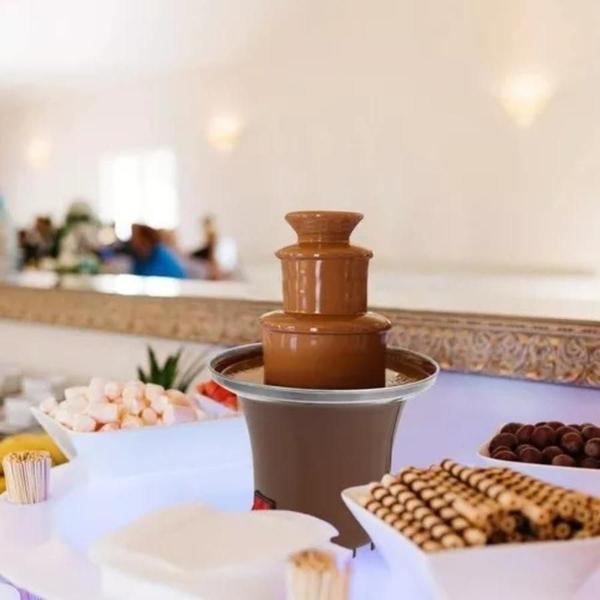 Imagem de Fonte Cascata Chocolate Fondue Eventos Especiais Frutas Uva