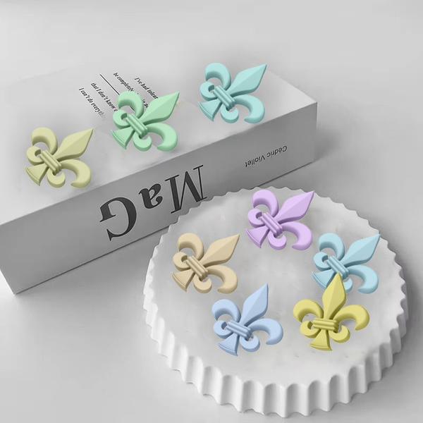 Forma de Silicone Flor de Lis M Lembrancinha Decoração Sabonetes Artesanais Gesso Resina - IB Imagem de Forma de Silicone Flor de Lis M Lembrancinha Decoração Sabonetes Artesanais Gesso Resina