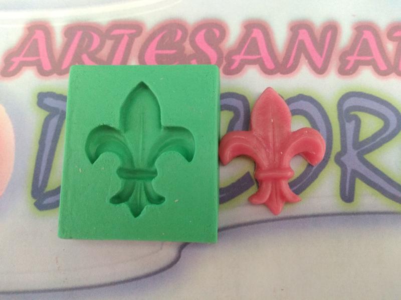 Forma Silicone Sabonete Resina 201 - Flor de Lis P - Decore Artesanatos SP Imagem de Forma Silicone Sabonete Resina 201 - Flor de Lis P