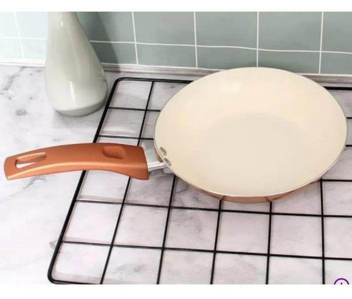 Frigideira Dourado Rose Com Revestimento Em Cerâmica 28cm Frita Sem Óleo - Fratelli Imagem de Frigideira Dourado Rose Com Revestimento Em Cerâmica 28cm Frita Sem Óleo