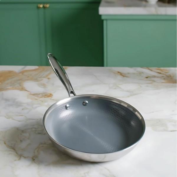 Frigideira Inox 24cm Anti-risco Cerâmica Isa Scherer Mimo - Mimo Style Imagem de Frigideira Inox 24cm Anti-risco Cerâmica Isa Scherer Mimo