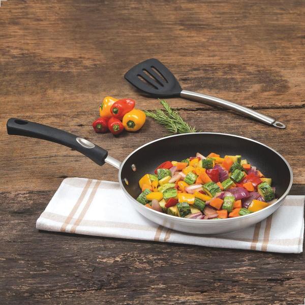 Frigideira Tramontina Profissional Antiaderente Starflon Premium em Alumínio 20 cm 1 L 20888020 Imagem de Frigideira Tramontina Profissional Antiaderente Starflon Premium em Alumínio 20 cm 1 L 20888020