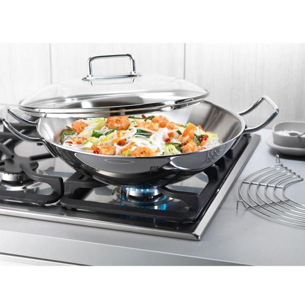 Frigideira Wok Inox com Tampa de Vidro Ø32 Plus - Zwilling Imagem de Frigideira Wok Inox com Tampa de Vidro Ø32 Plus - Zwilling