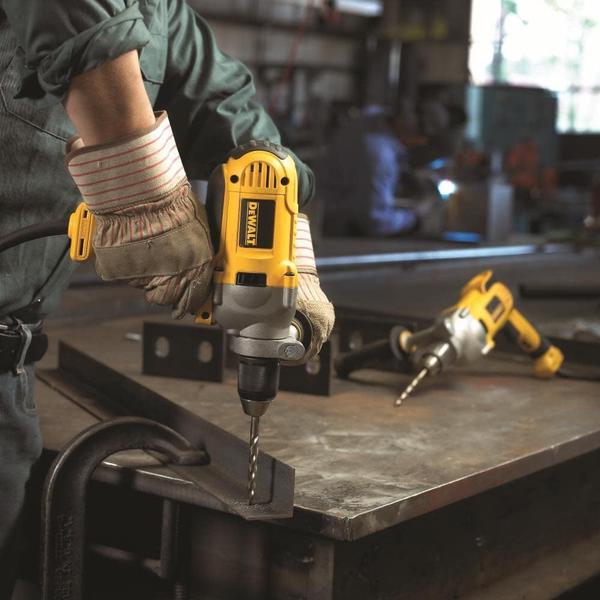 Imagem de Furadeira elétrica DEWALT DWD215G 10A 1,2 cm com alça média